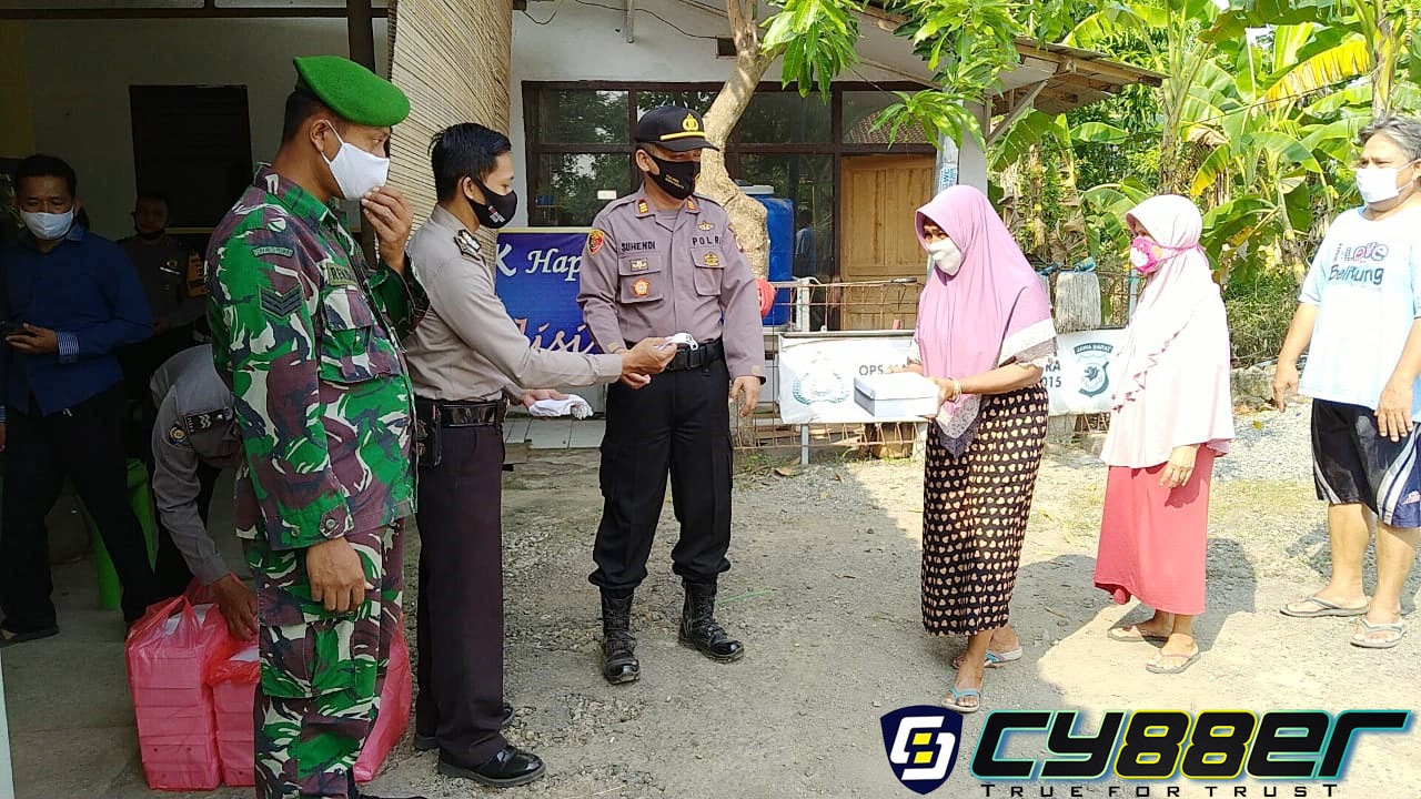 Bentuk Dapur Umum Polsek Balongan Bagikan 200 Nasi Kotak Pada Warga Kurang Mampu